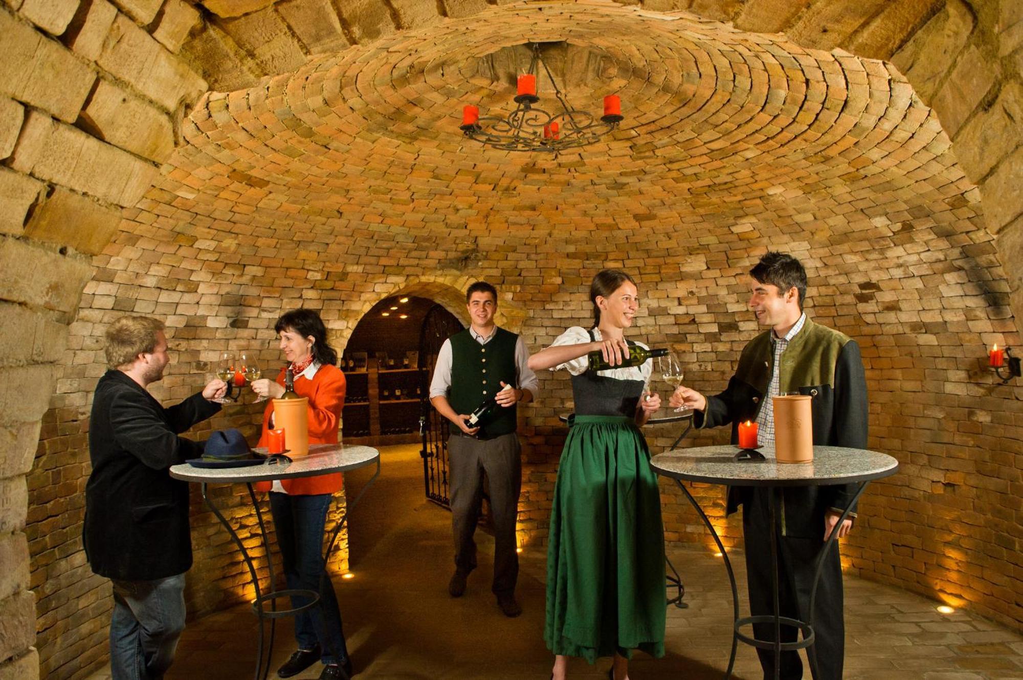 Hotel-Restaurant-Vinothek Felix Sommer Auersthal Kültér fotó