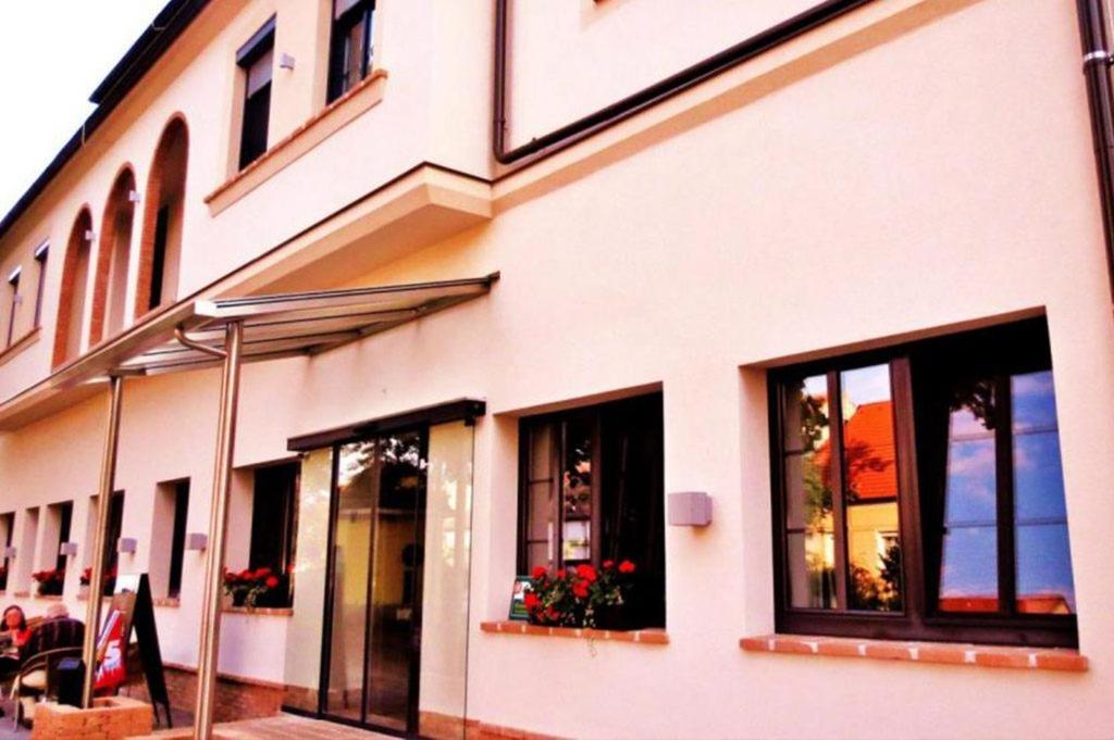 Hotel-Restaurant-Vinothek Felix Sommer Auersthal Kültér fotó